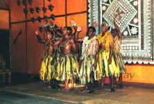 Fij_dancers.jpg (399683 bytes)